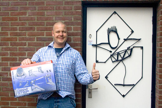 Mark trots op zijn nieuwe pedalen voor zijn drumschool